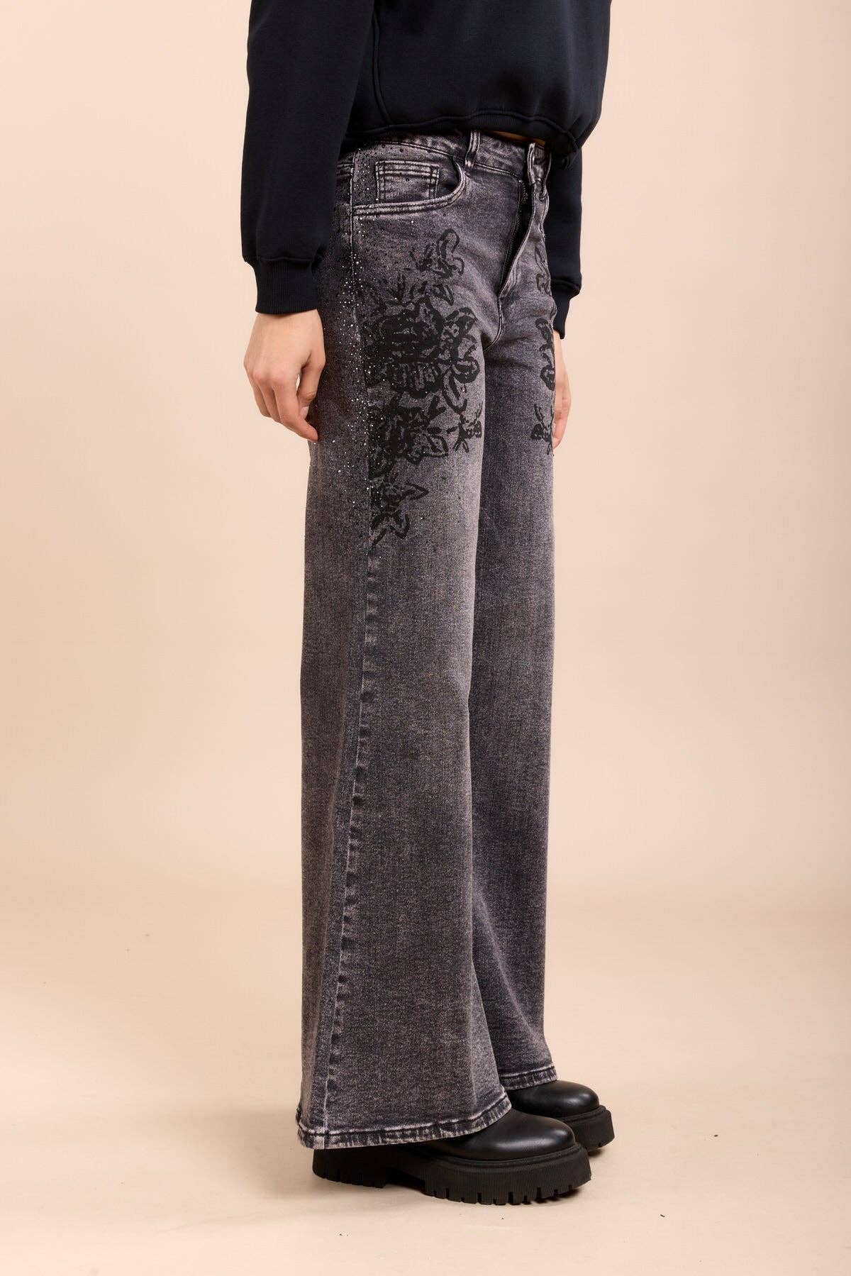 Stretch jeans bootcut med strass och blommönster: Grå