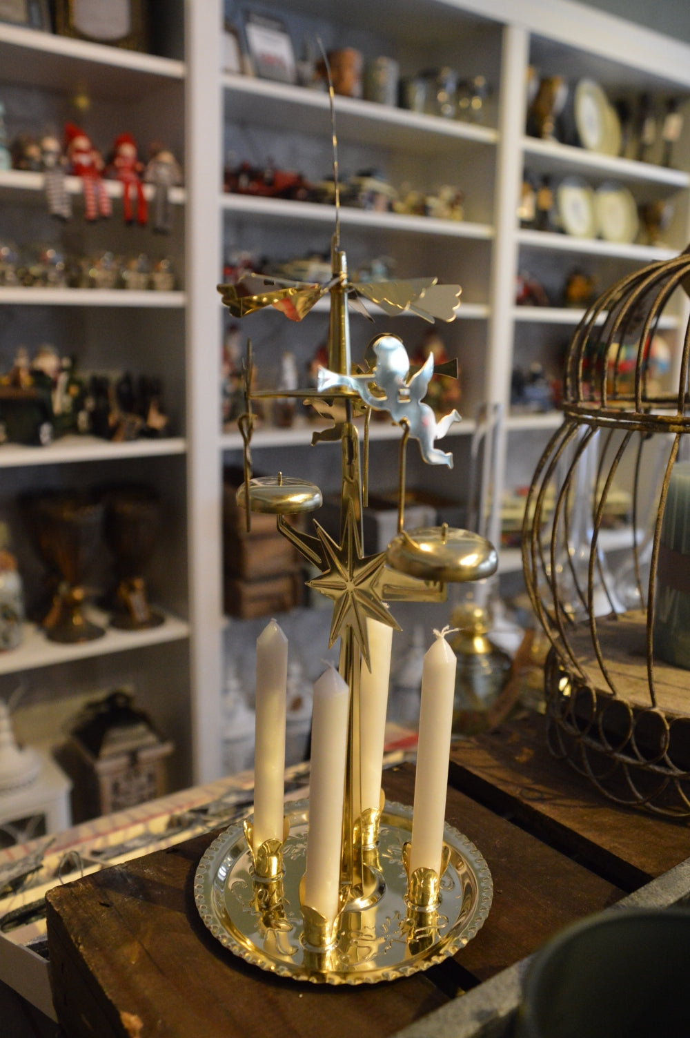 Klassiskt änglaspel i mässingsfärg med 4 tillhörande ljus att tända & låta snurra i jul. 4 st ljus ingår i förpackningen. Änglaspelet är gjort i guldpläterad stål. Svensk design av Eric Boberg sedan år 1948. Bra presenttips som julgåva. Storlek: H 28cm ; Bas 12cm