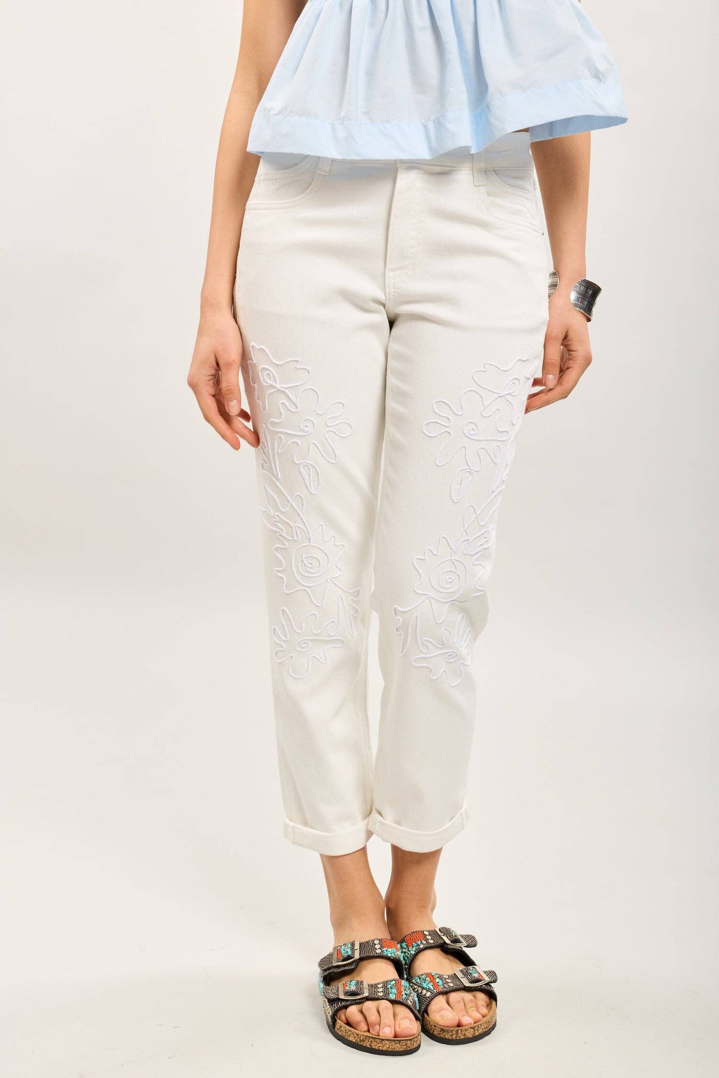 Mom jeans m. broderade blommönster : Vit