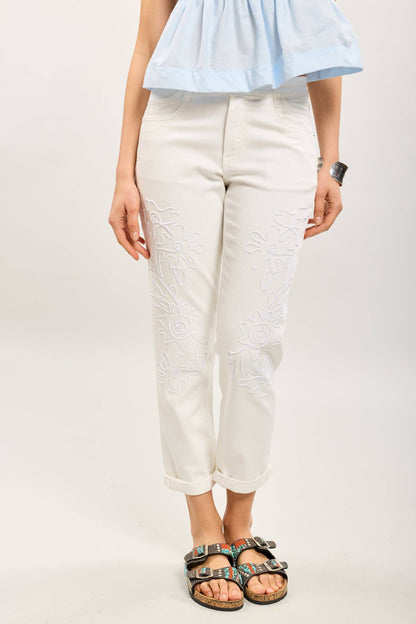 Mom jeans m. broderade blommönster : Vit