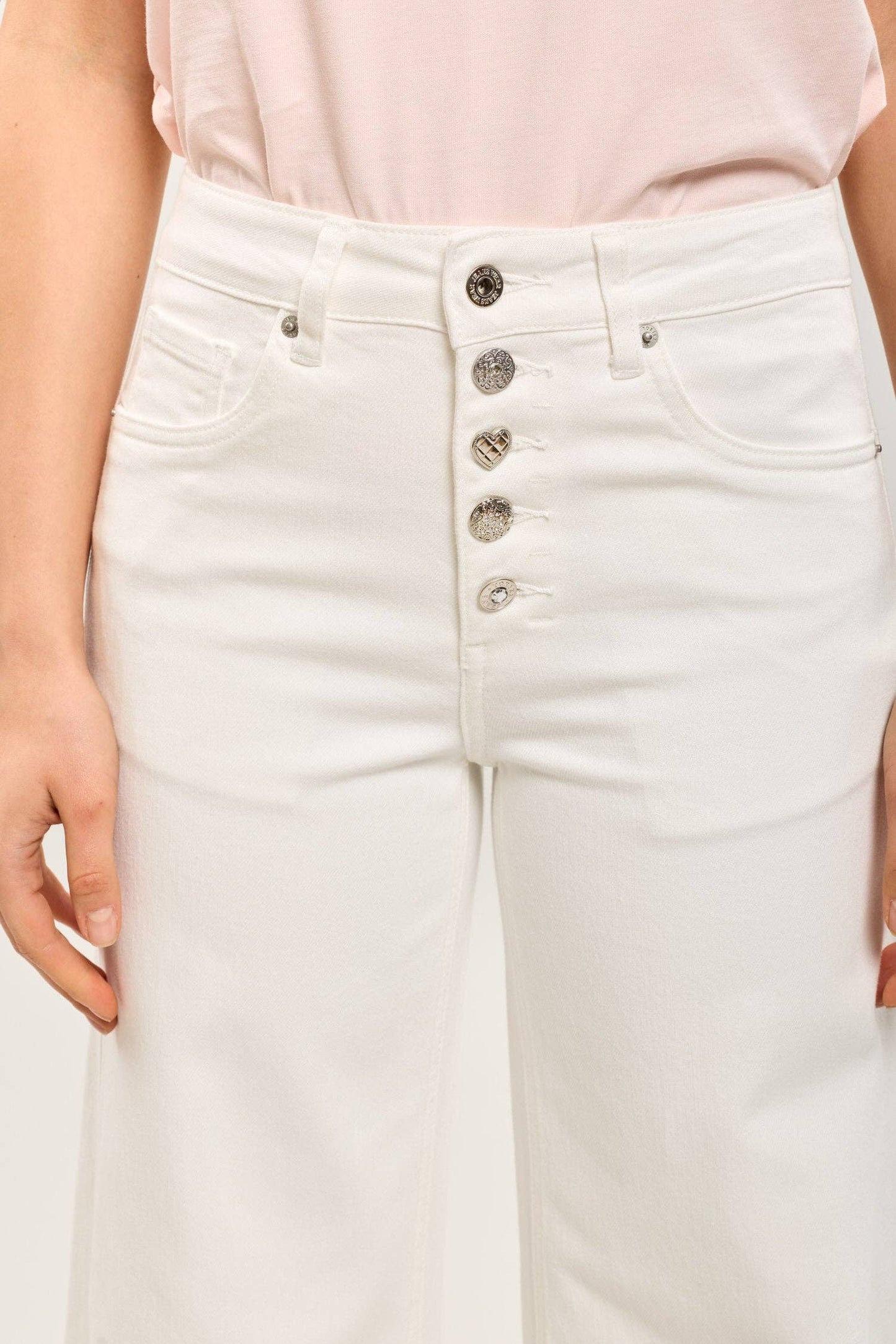 Stretchjeans med dekorerade knappar: Vit