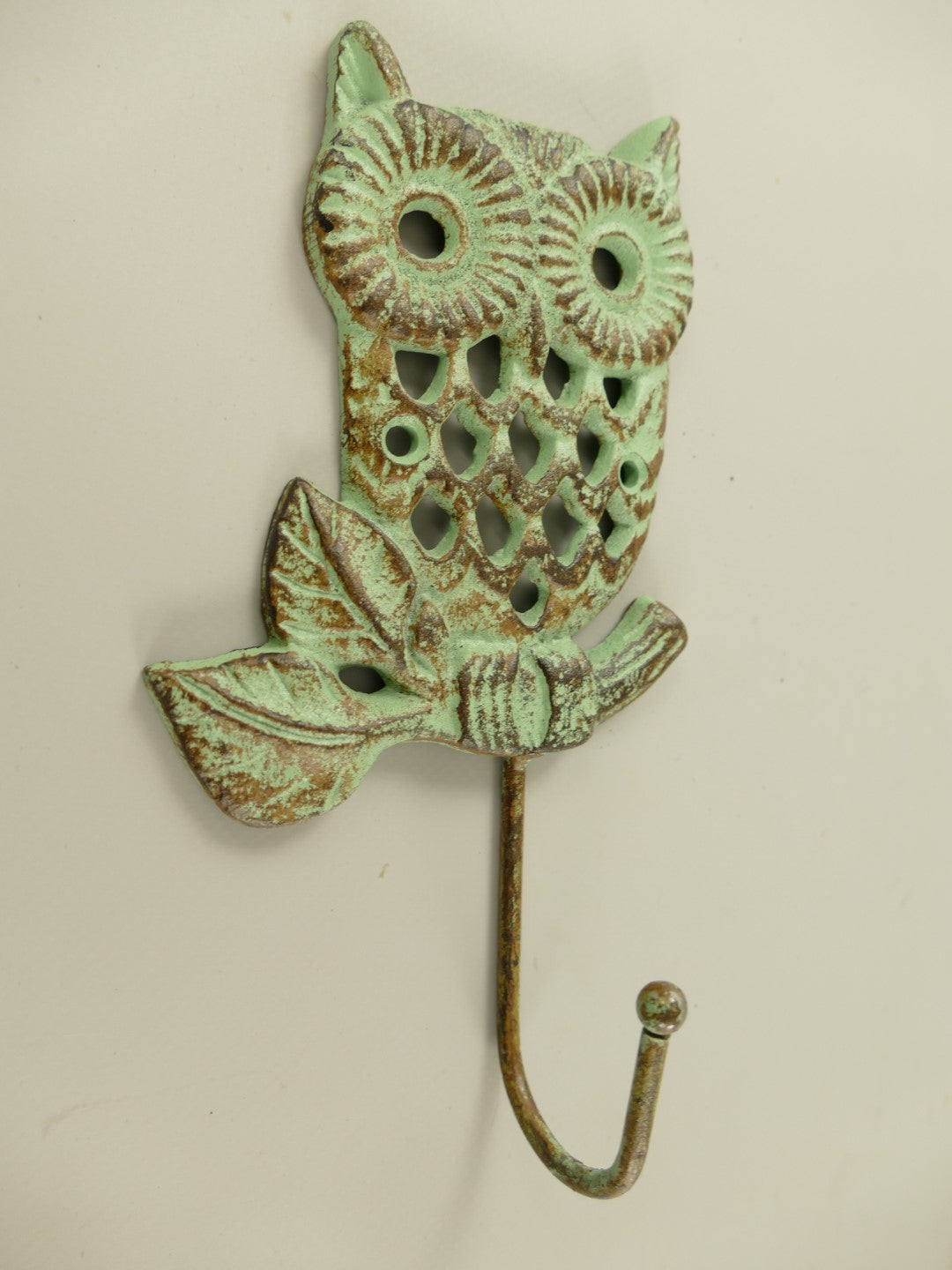 Krok i gjutjärn med dekor av uggla.  Motiv: Uggla  Mått: 20x11x5cm  Material: Järn