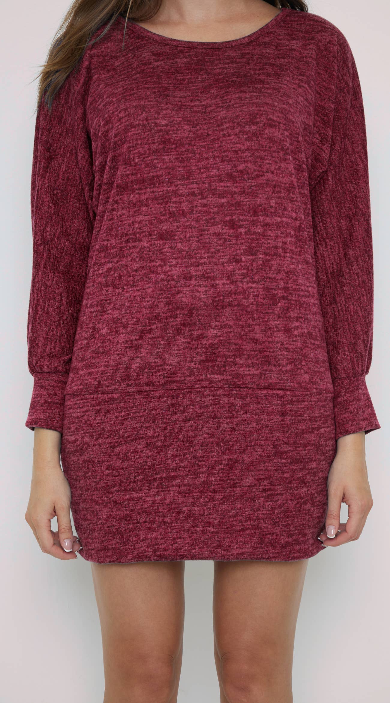 Mini-stickad klänning i oversized stil med fladdermusärmar: Bordeaux