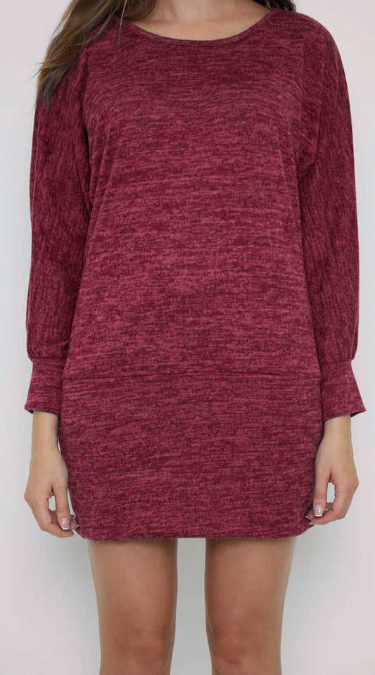 Mini-stickad klänning i oversized stil med fladdermusärmar: Bordeaux