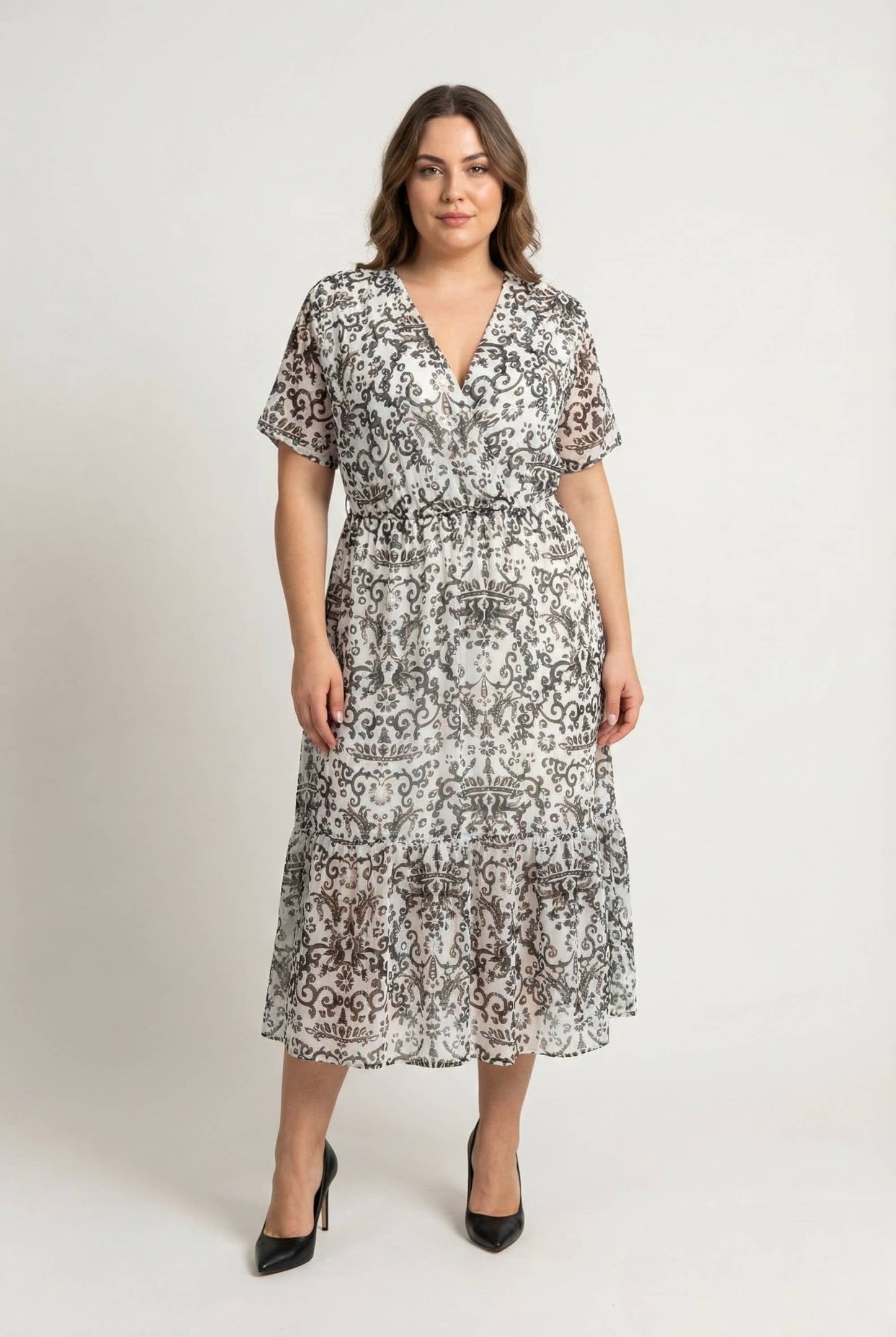 Lång plus size‑klänning m. svart mönster