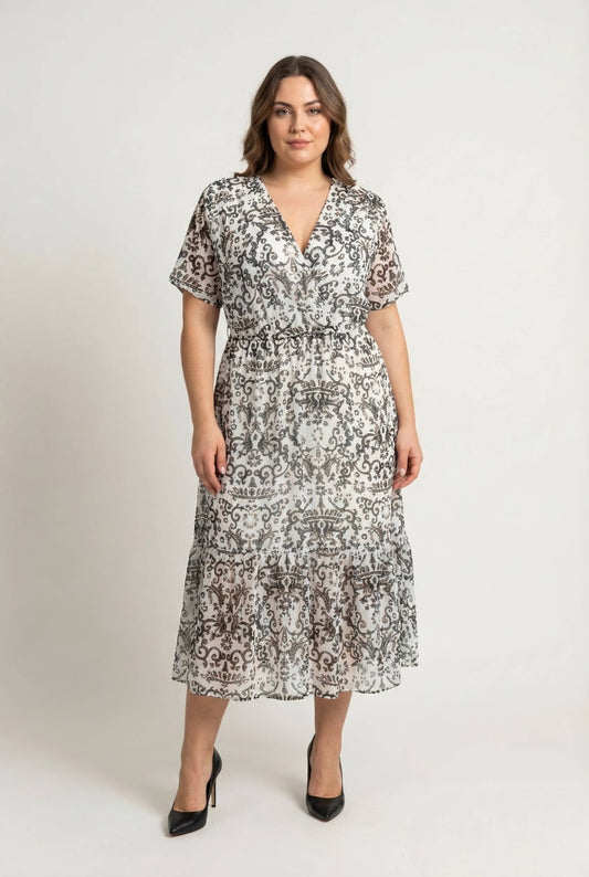 Lång plus size‑klänning m. svart mönster
