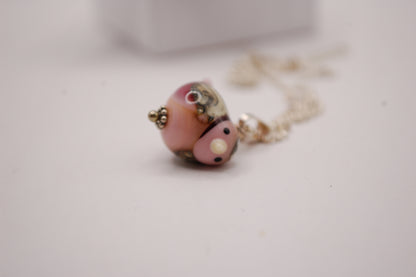 Halsband med Fågel i Glas - Rosa Fågel - Marianne Degener