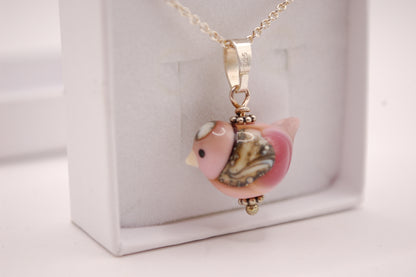 Halsband med Fågel i Glas - Rosa Fågel - Marianne Degener