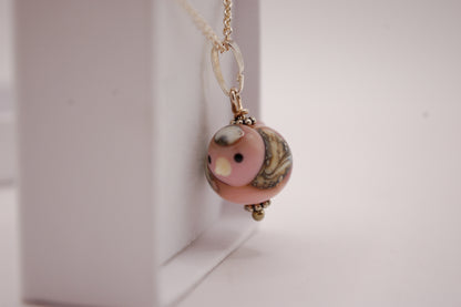 Halsband med Fågel i Glas - Rosa Fågel - Marianne Degener