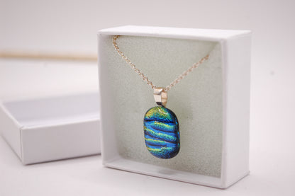 Halskedja - Litet Glashänge - Dichroic Glas - Regnbåge - Silver