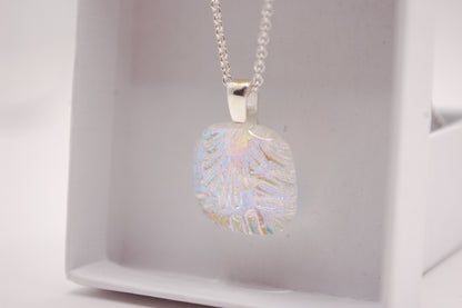 Halskedja - Litet Glashänge - Dichroic Glas - Pärlemor - Silver