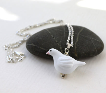 Halsband med Fågel i Glas - Vit Duva - Marianne Degener