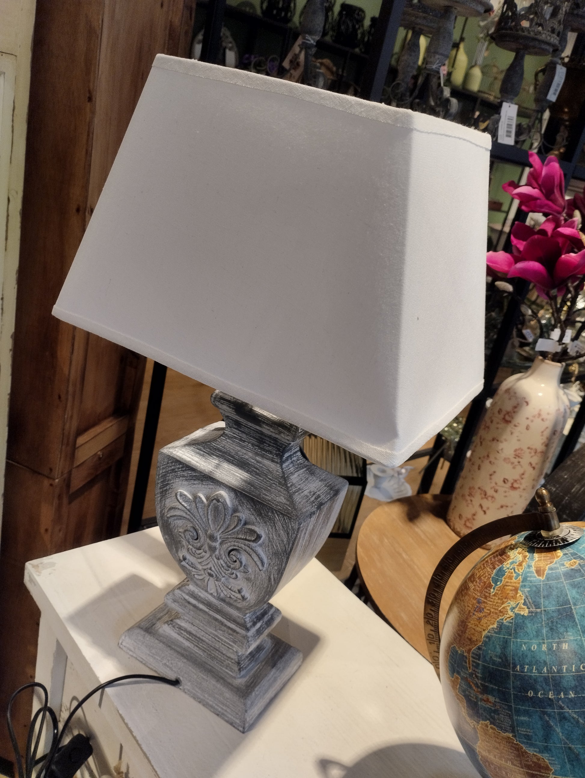 Fin lampa som passar utmärkt i den klassiska villa. Skärm ingår.  Material: Linne/Trä  Produktmått: 30 x 22,5 x 53,5cm  Skärm: 22,5x20,5cm; höjd 30,5 cm  Höjd hela lampan: 53,5 cm