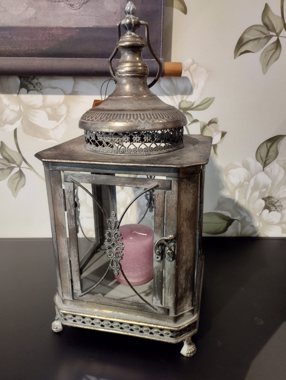 Vacker lykta som passar perfekt för att skapa en romantisk och mysig stämning i ditt hem.  Hållare för värmeljus följer med.  Mått: 22x50cm  Färg: Antik Brun  Material: Metall/Glas