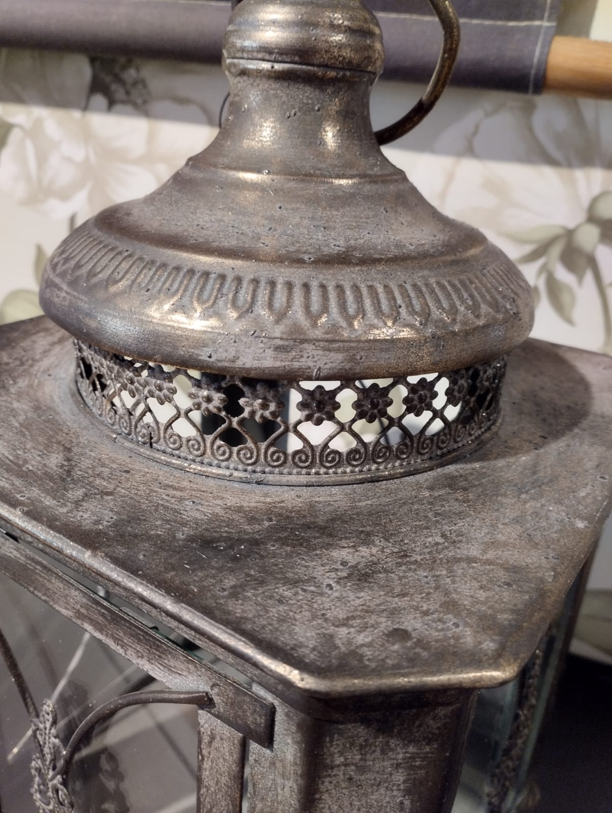 Vacker lykta som passar perfekt för att skapa en romantisk och mysig stämning i ditt hem.  Hållare för värmeljus följer med.  Mått: 22x50cm  Färg: Antik Brun  Material: Metall/Glas