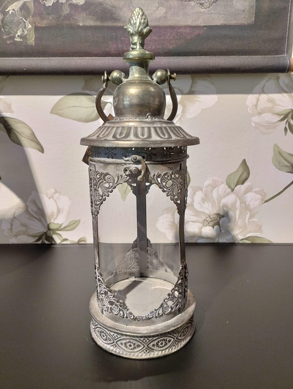 Vacker lykta i guldbrun metall med glascylinder som skyddar ljusets låga.  För blockljus eller värmeljus.  Mått: H 40cm  Diameter 15cm  Material: Metall/Glas