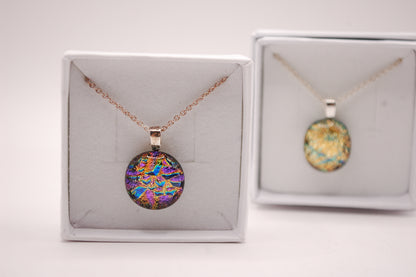 Halskedja - Litet Glashänge - Dichroic Glas - Rund Färgglad - Silver