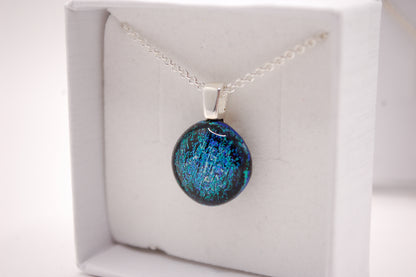 Halskedja - Litet Glashänge - Dichroic Glas - Rund Grön/Blå - Silver