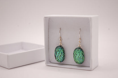 Par Örhängen - Dichroic Glas - Grön - Silver - Marianne Degener