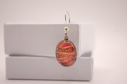 Par Örhängen - Dichroic Glas - Ljusröd - Silver - Marianne Degener