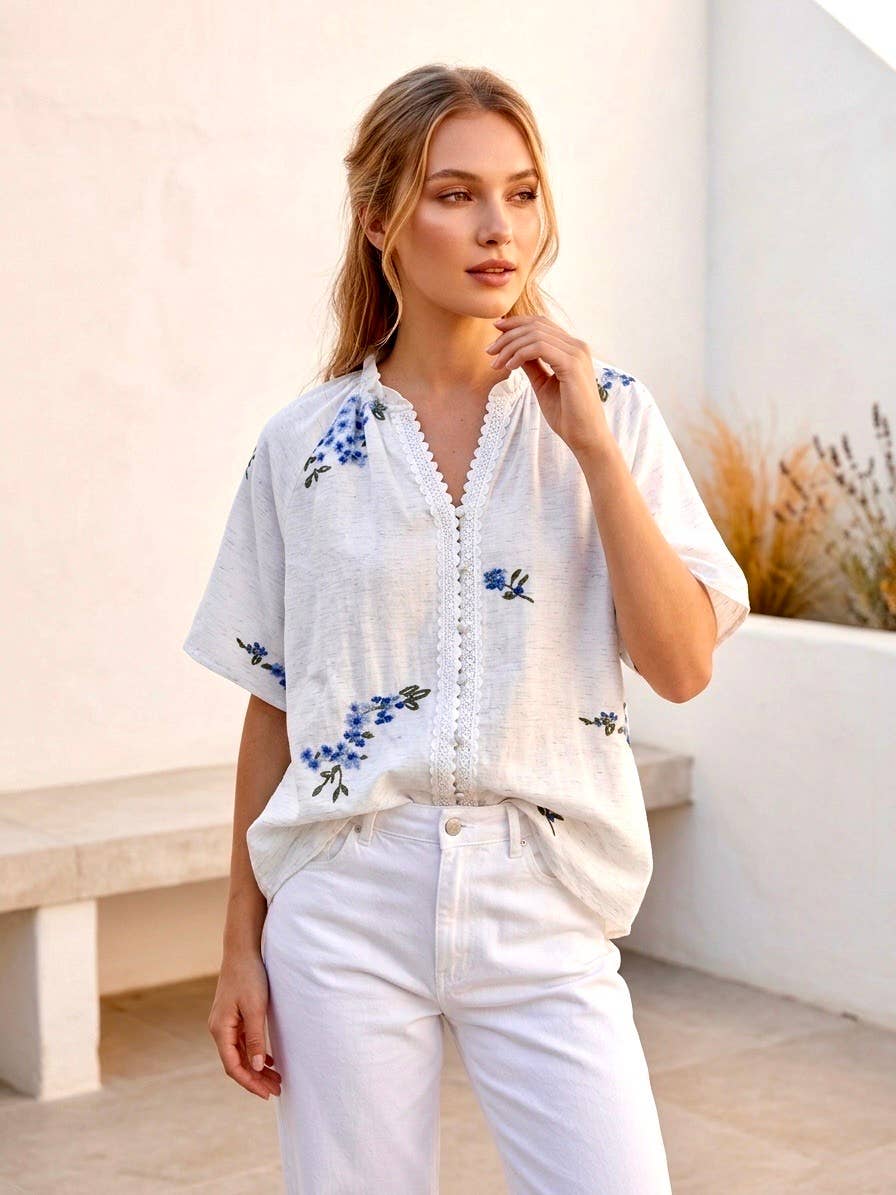 Damblus i spets - Viskos & Linnen - med blommiga broderier: Blå