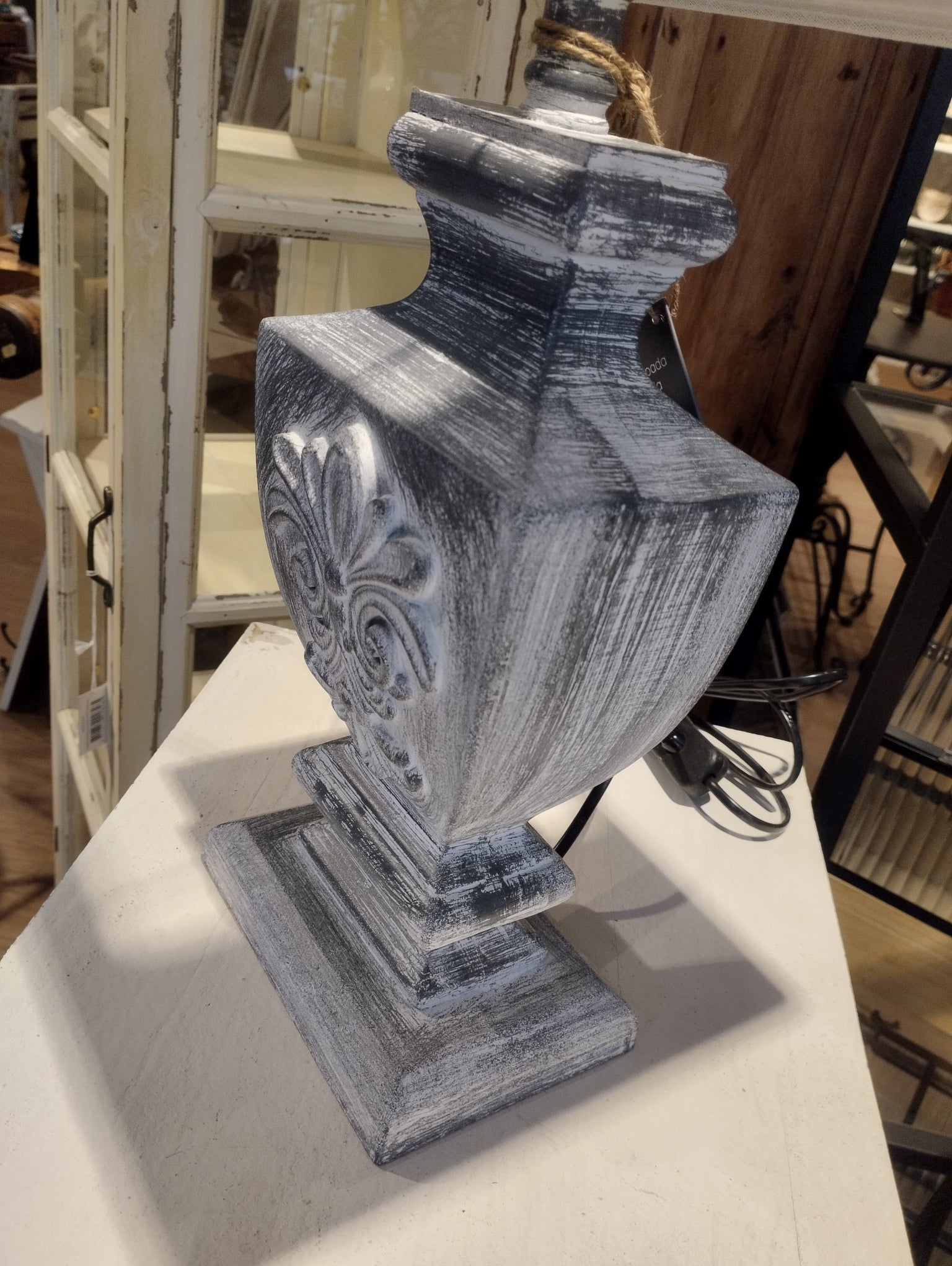 Fin lampa som passar utmärkt i den klassiska villa. Skärm ingår.  Material: Linne/Trä  Produktmått: 30 x 22,5 x 53,5cm  Skärm: 22,5x20,5cm; höjd 30,5 cm  Höjd hela lampan: 53,5 cm