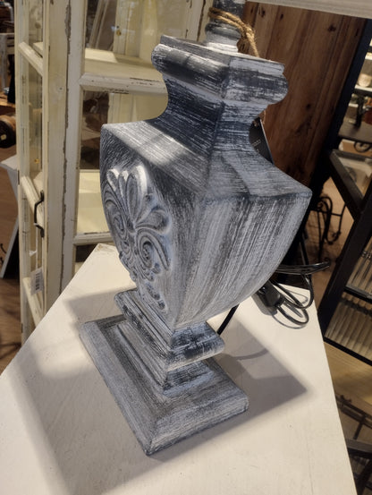 Fin lampa som passar utmärkt i den klassiska villa. Skärm ingår.  Material: Linne/Trä  Produktmått: 30 x 22,5 x 53,5cm  Skärm: 22,5x20,5cm; höjd 30,5 cm  Höjd hela lampan: 53,5 cm