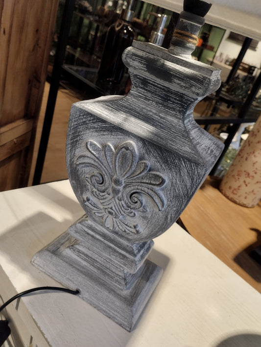 Fin lampa som passar utmärkt i den klassiska villa. Skärm ingår.  Material: Linne/Trä  Produktmått: 30 x 22,5 x 53,5cm  Skärm: 22,5x20,5cm; höjd 30,5 cm  Höjd hela lampan: 53,5 cm
