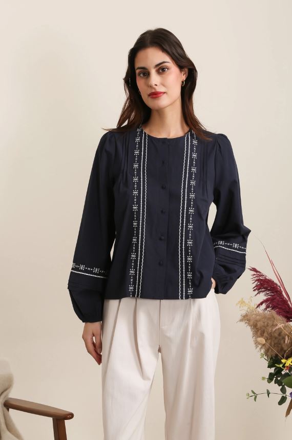 Blå bomullsblus med kontrasterande vit broderi