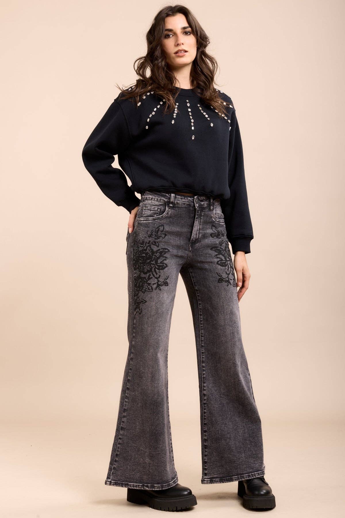 Stretch jeans bootcut med strass och blommönster: Grå