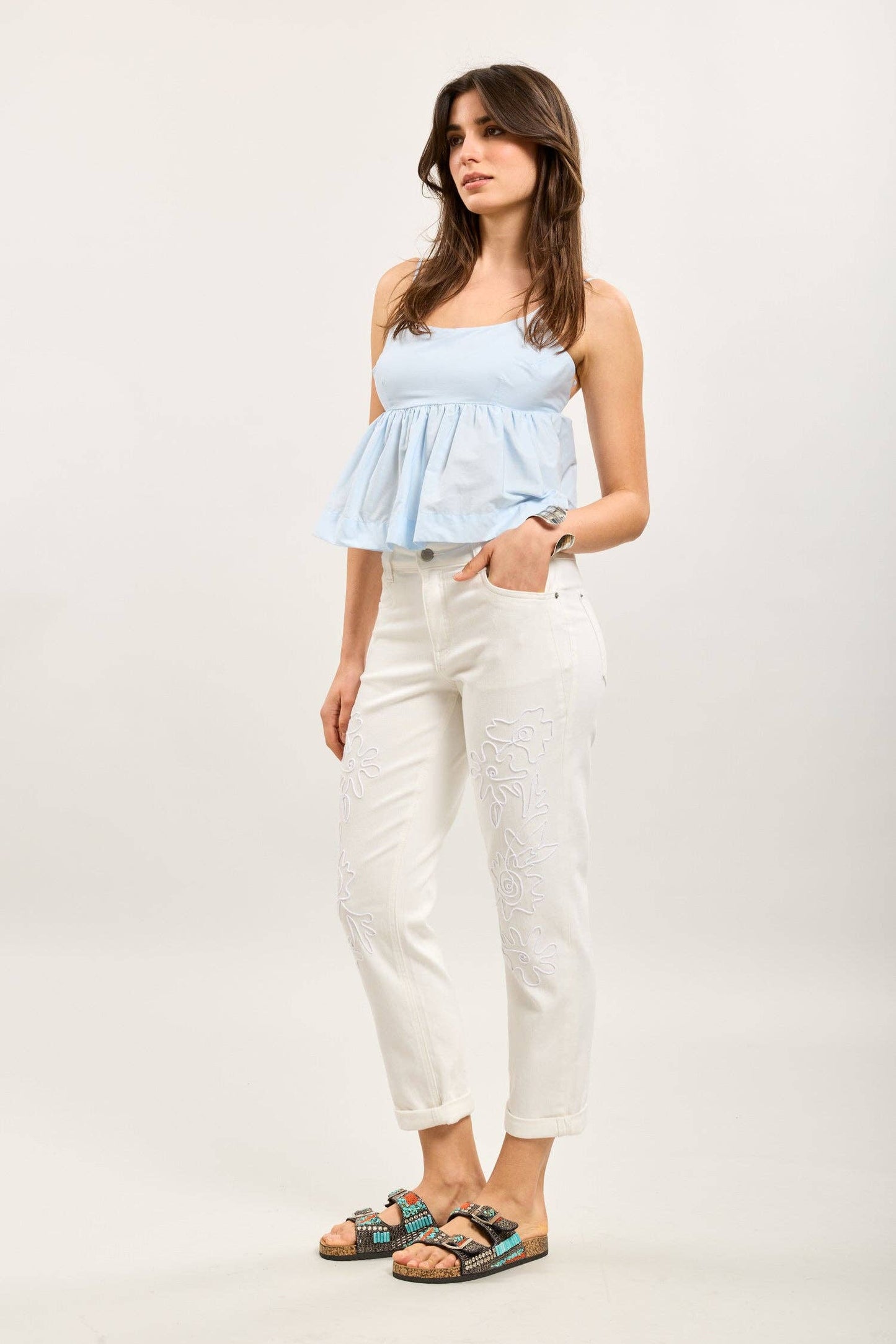 Mom jeans m. broderade blommönster : Vit