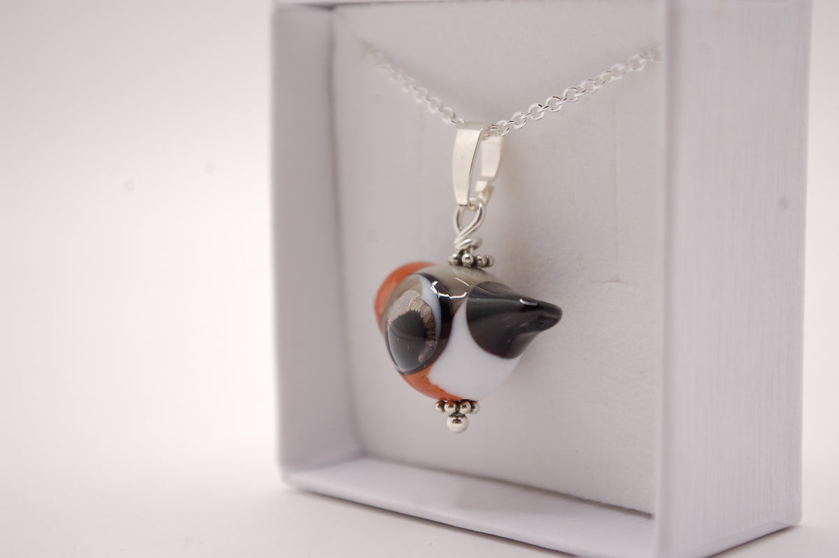 Halsband med Fågel i Glas - Domherre - Marianne Degener