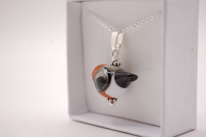 Halsband med Fågel i Glas - Domherre - Marianne Degener