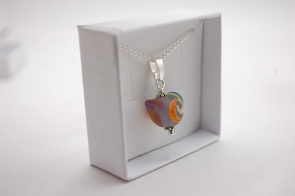 Halsband med Fågel i Glas - Fantasifågel Färgglad - Marianne Degener