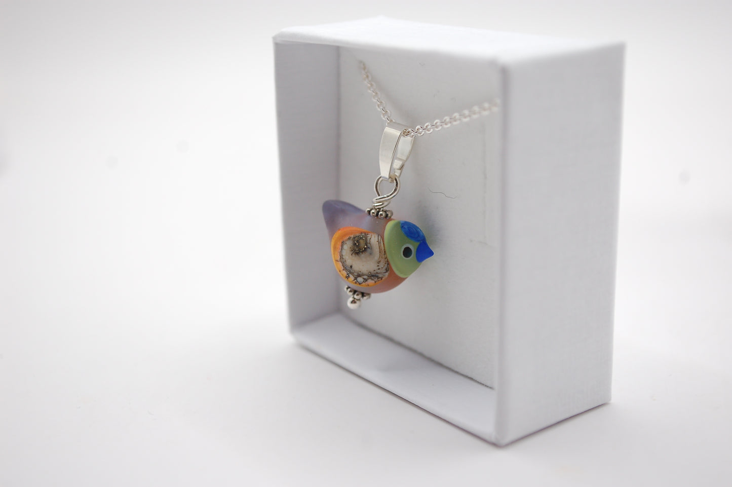 Halsband med Fågel i Glas - Fantasifågel Färgglad - Marianne Degener