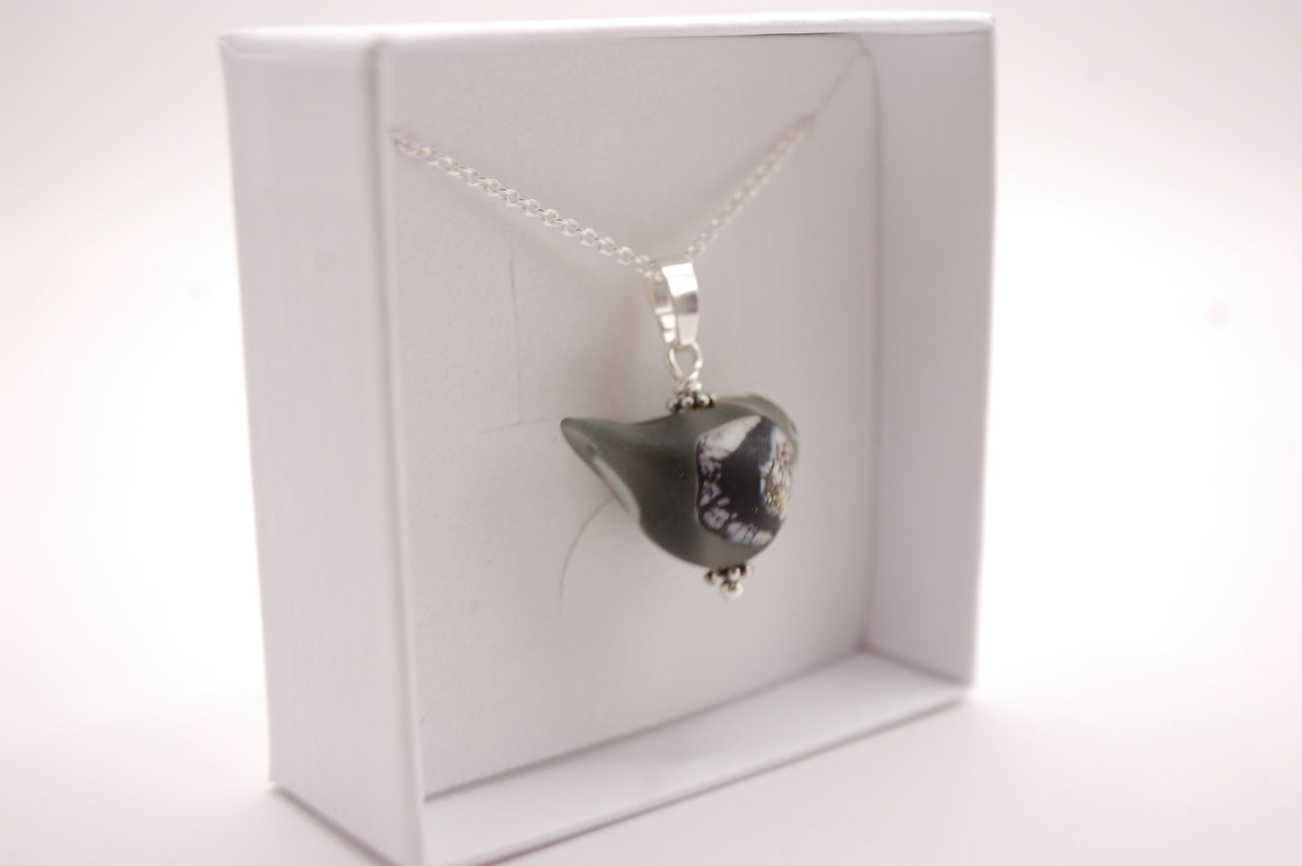 Halsband med Fågel i Glas - Fantasifågel Grå Stor - Marianne Degener