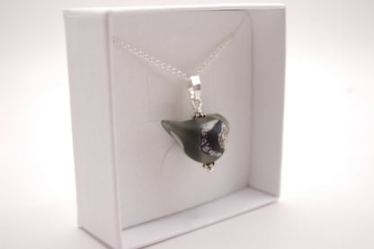 Halsband med Fågel i Glas - Fantasifågel Grå Stor - Marianne Degener