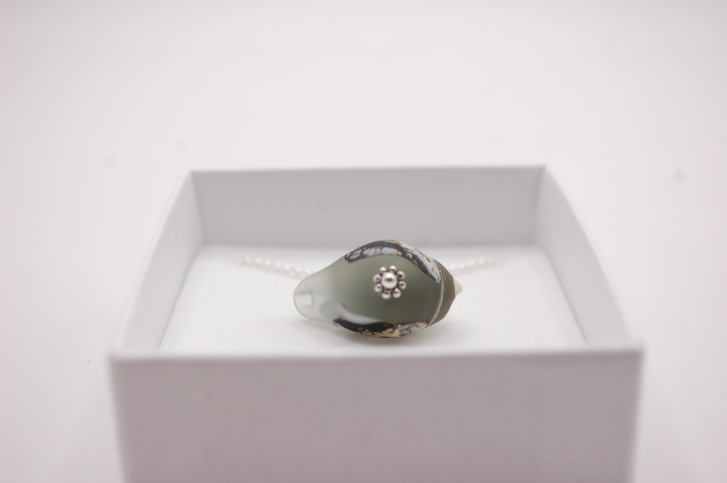 Halsband med Fågel i Glas - Fantasifågel Grå Stor - Marianne Degener