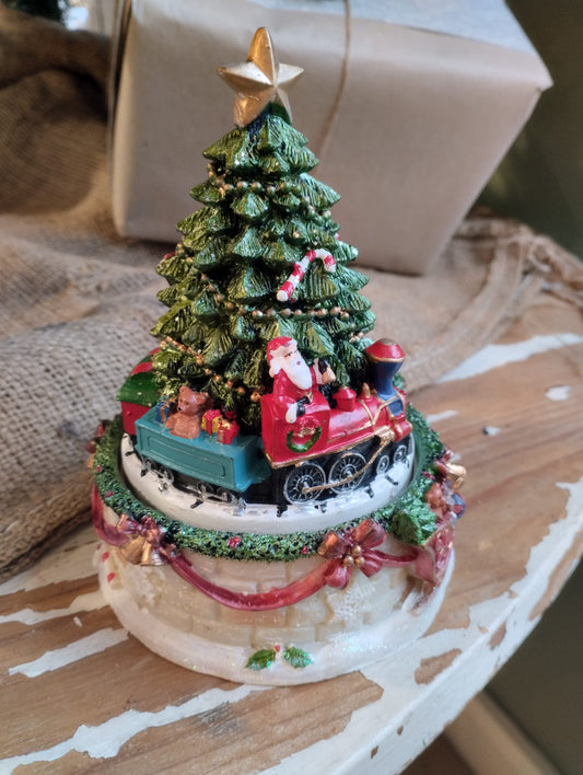 Mysig snöglob / speldosa. Fler detaljrika dekorationer.  Storlek: H15cm ; Diameter 11 cm  Spelar ”Oh Tannenbaum"  ﻿Material: ﻿Polyresin