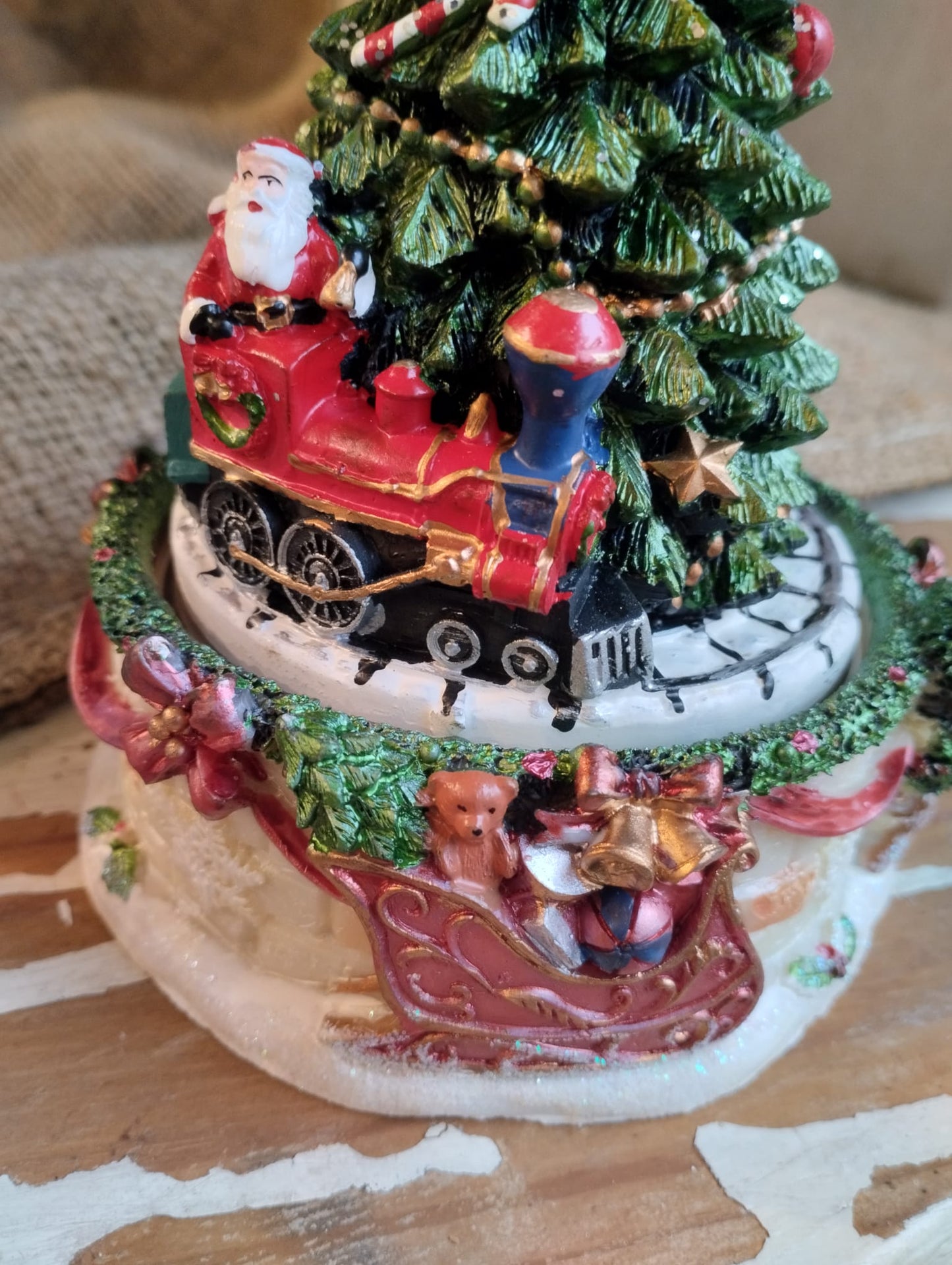 Mysig snöglob / speldosa. Fler detaljrika dekorationer.  Storlek: H15cm ; Diameter 11 cm  Spelar ”Oh Tannenbaum"  ﻿Material: ﻿Polyresin