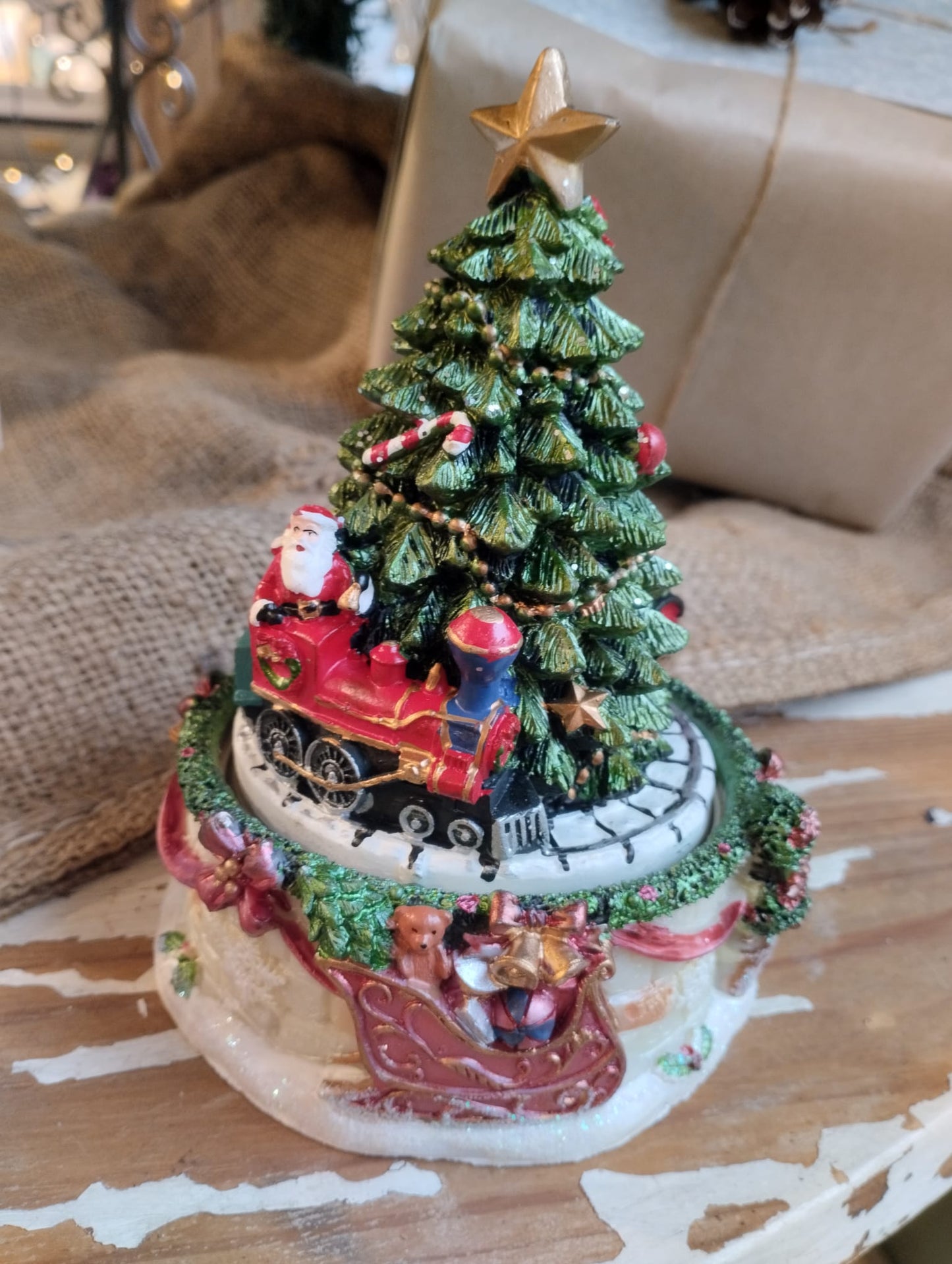 Mysig snöglob / speldosa. Fler detaljrika dekorationer.  Storlek: H15cm ; Diameter 11 cm  Spelar ”Oh Tannenbaum"  ﻿Material: ﻿Polyresin