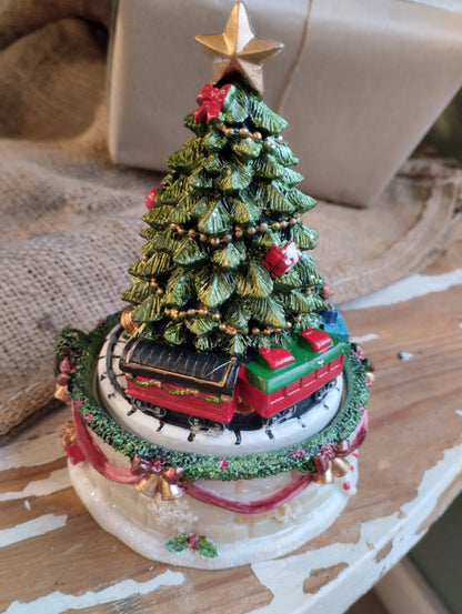 Mysig snöglob / speldosa. Fler detaljrika dekorationer.  Storlek: H15cm ; Diameter 11 cm  Spelar ”Oh Tannenbaum"  ﻿Material: ﻿Polyresin