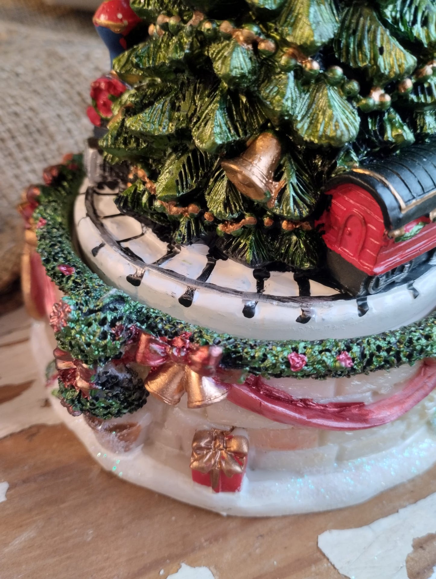 Mysig snöglob / speldosa. Fler detaljrika dekorationer.  Storlek: H15cm ; Diameter 11 cm  Spelar ”Oh Tannenbaum"  ﻿Material: ﻿Polyresin