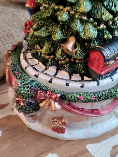 Mysig snöglob / speldosa. Fler detaljrika dekorationer.  Storlek: H15cm ; Diameter 11 cm  Spelar ”Oh Tannenbaum"  ﻿Material: ﻿Polyresin