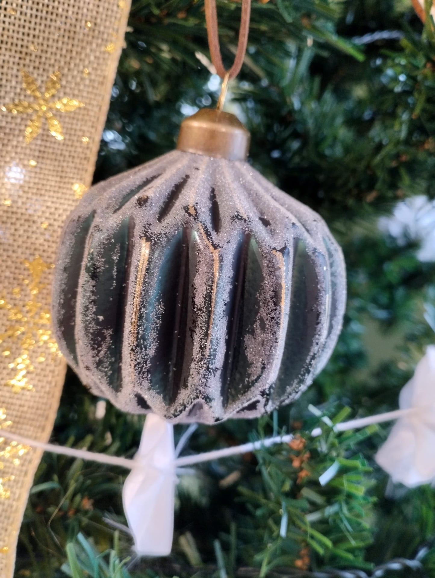 Julkula - Mörkgrön - Kula med Snöglitter