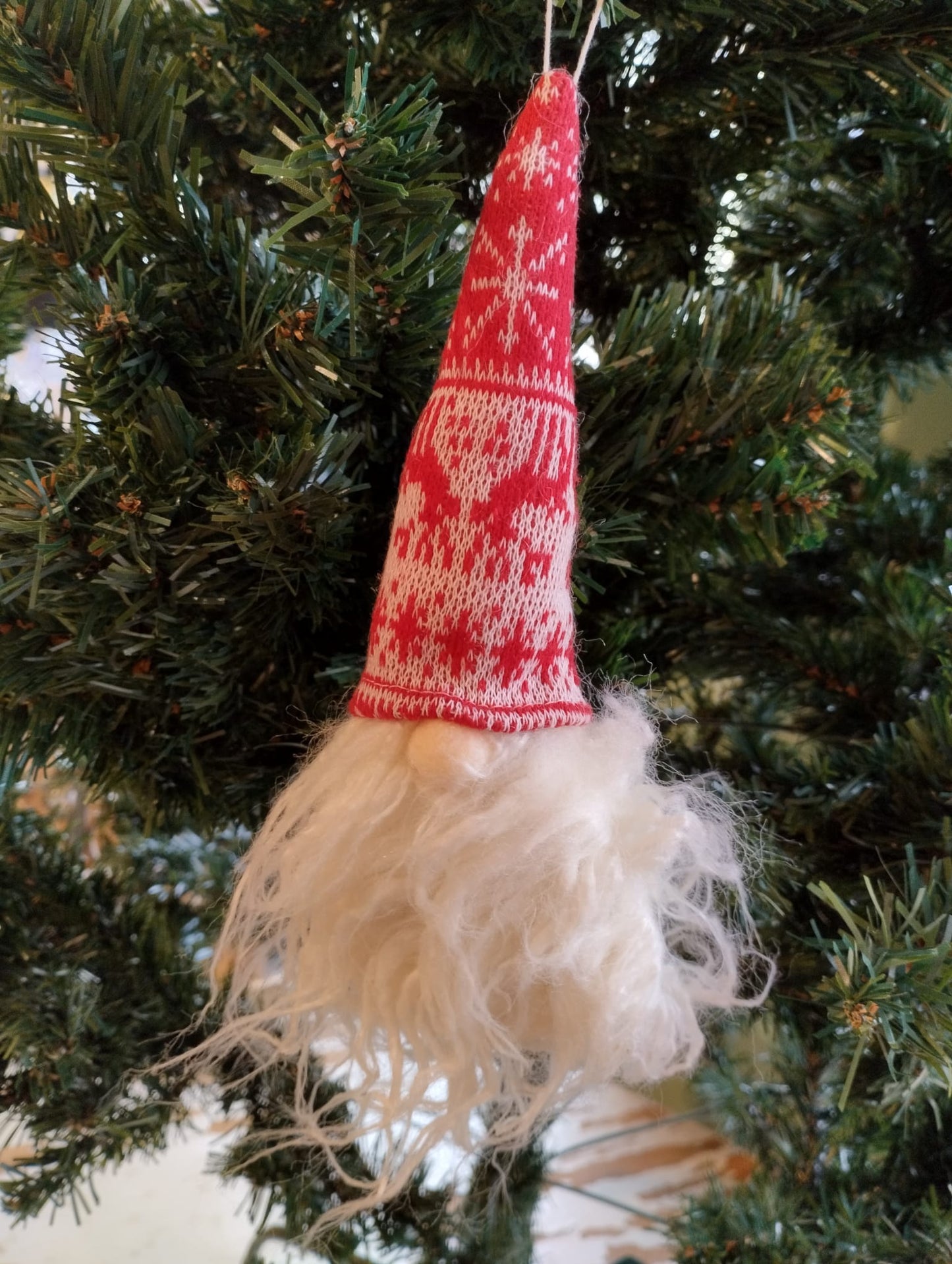 Julpynt till julgranen eller adventsdekorationen.  Finns i röd och grå.  Mått: circa L 20cm