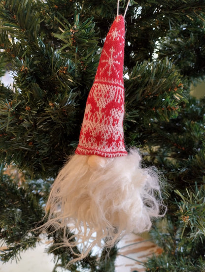 Julpynt till julgranen eller adventsdekorationen.  Finns i röd och grå.  Mått: circa L 20cm
