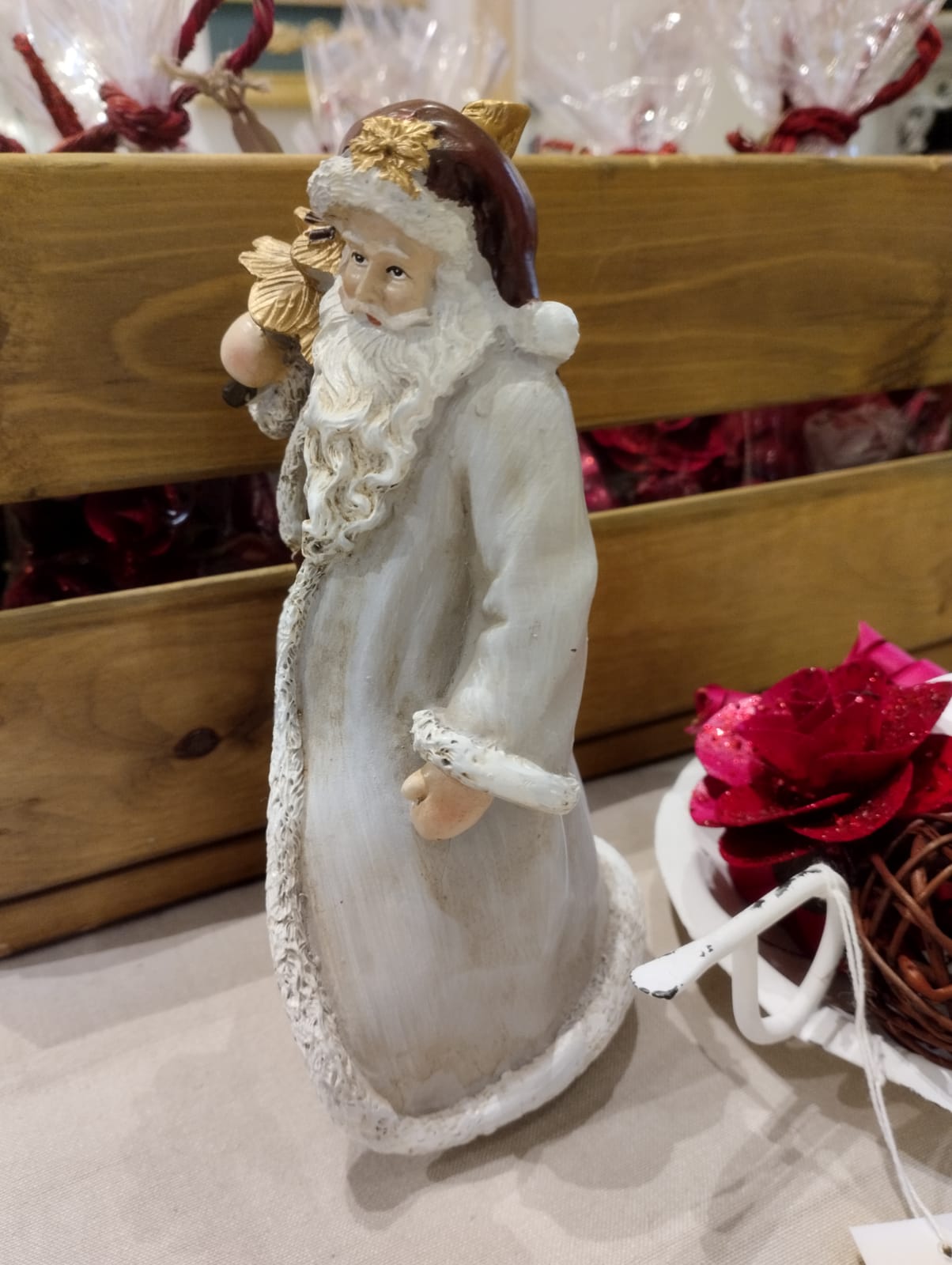 Väldigt vacker och gammaldags jultomte med julgran i handen.  Mått: H 18cm  Material: Polyresin