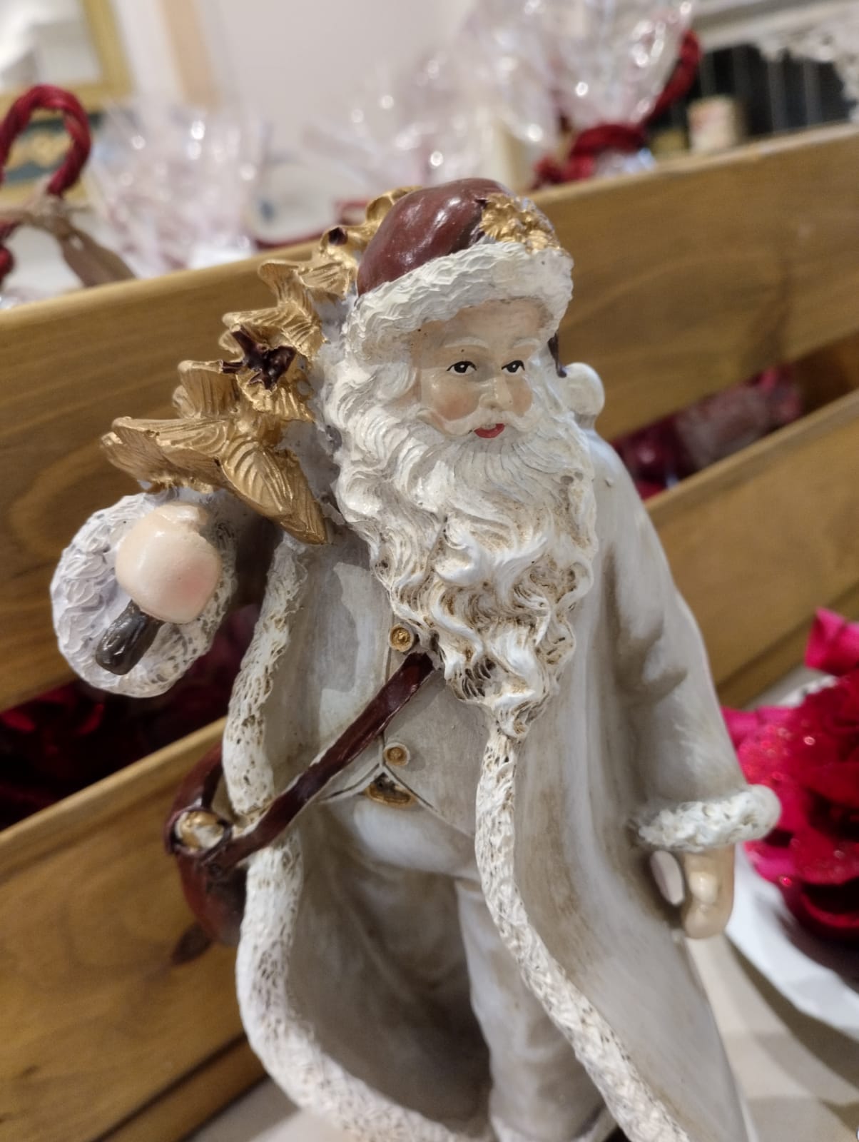 Väldigt vacker och gammaldags jultomte med julgran i handen.  Mått: H 18cm  Material: Polyresin