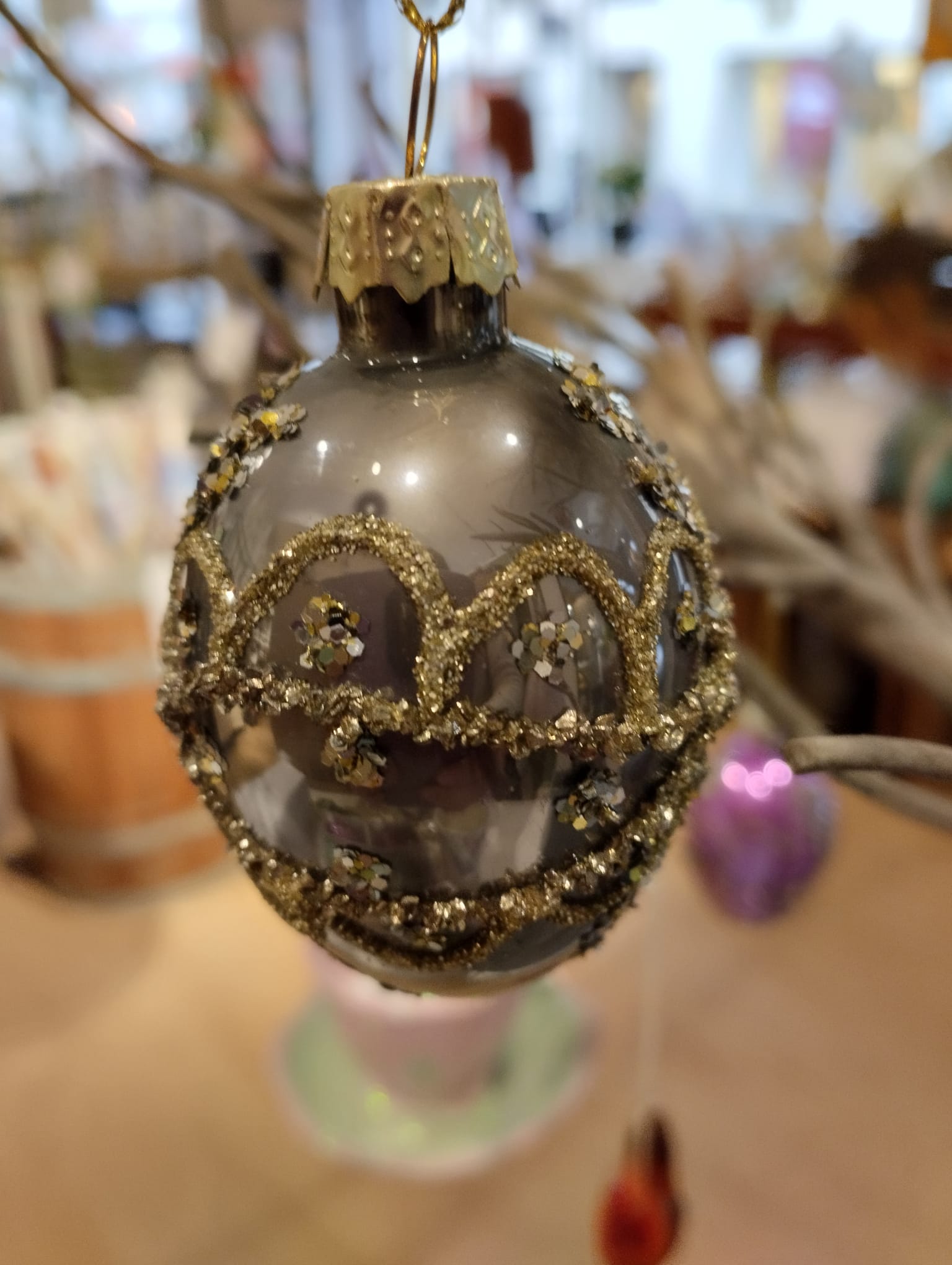 Vackra glasägg i glittrigt guld. Förgyll påskriset med våra fina guldägg i glas. Säljs i förpackning med 10 ägg.
